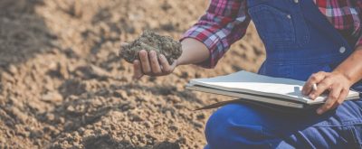 as-mulheres-agricultoras-estao-pesquisando-o-solo_1150-8171