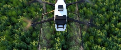 drone-pulverizando-fertilizante-em-plantas-verdes-vegetais-tecnologia-agricola-automacao-agricola_35913-2329
